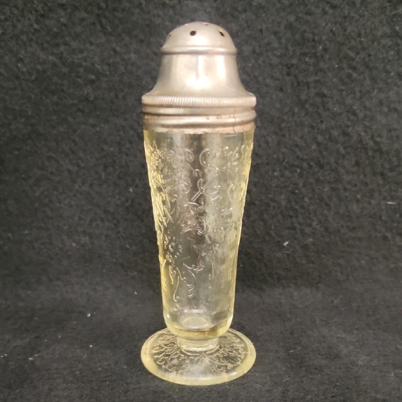 Vintage 1930s Florentine Yellow 2 Footed Glass Shaker with Aged Silver Top - Picture 1 of 1